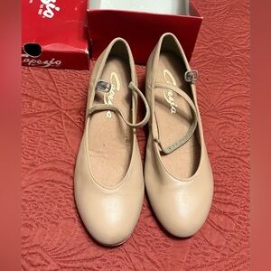 Gently used dance shoes sz6.5